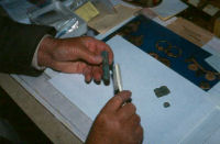Auf dem Bild ist zu sehen wie Eugen Schenkel seine Fundstücke reinigt