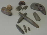 Verschiedene Steinwerkzeuge des Neolithikums.