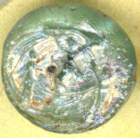 Knopf aus Glas mit bildlicher Darstellung (Kreuzigungsszene) aus der Zeit um 1500. Durchmesser rund 12 Millimeter.