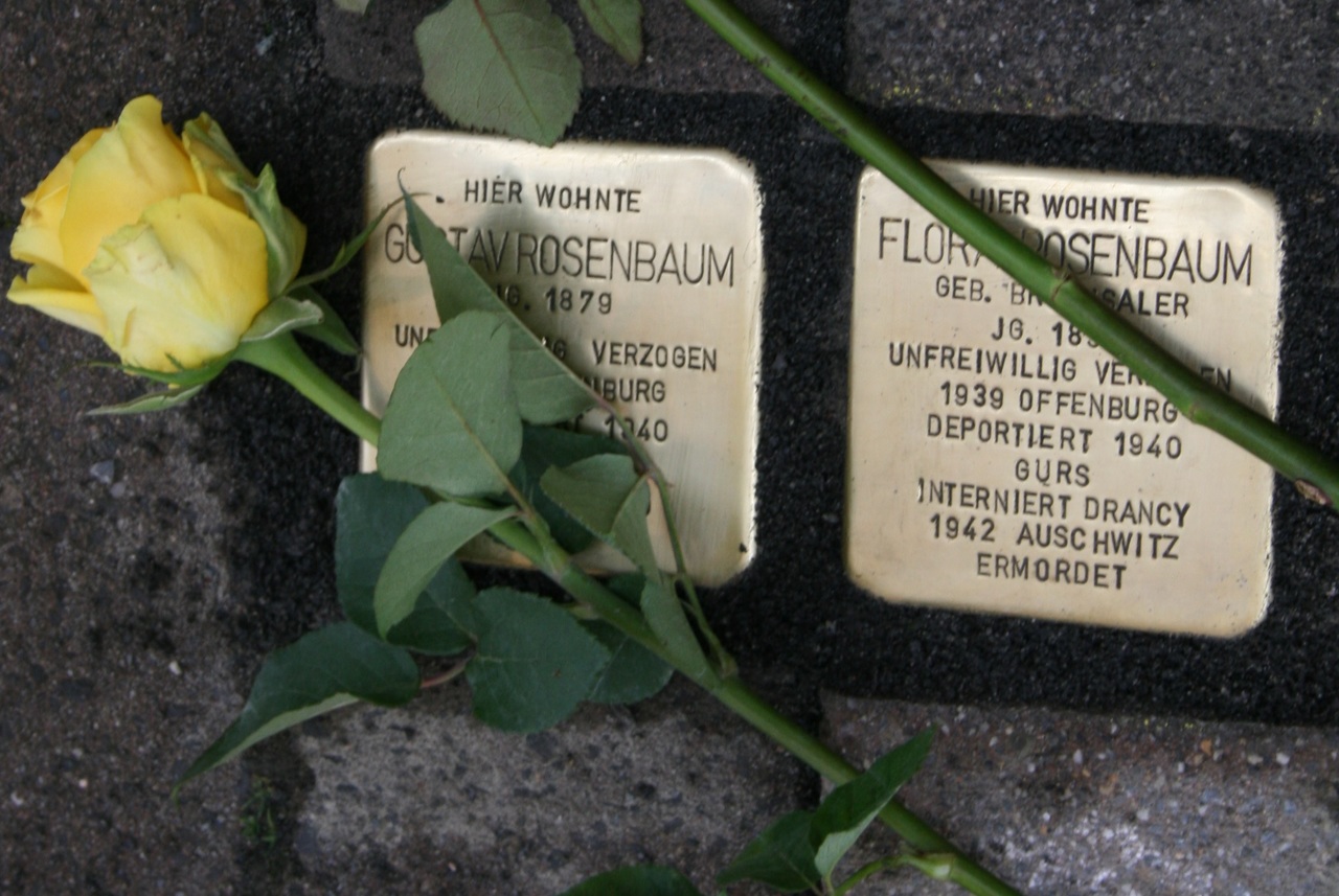 Stolpersteinverlegung 2014 in Trebur © Gemeinde Trebur | Das Bild zeigt zwei Stolpersteine und eine gelbe Rose.